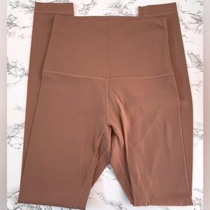 Lululemon aligns 28" super high rise Red Dust